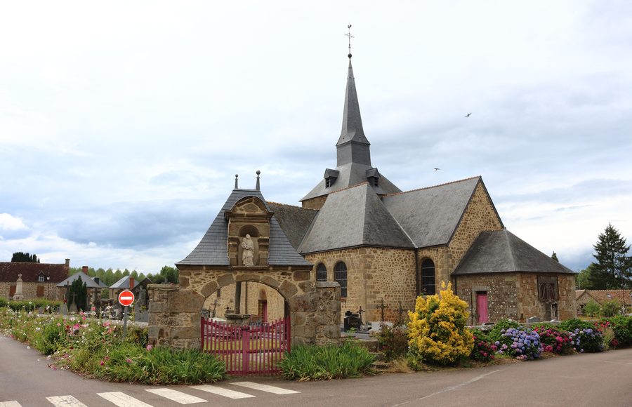 Église Sainte-Marguerite de Carrouges avec le porche d’entrée de l’enclos paroissial