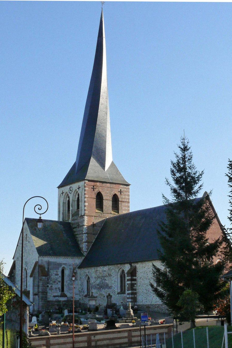 Verdrehter Kirchturm der Kirche von Bures-en-Bray