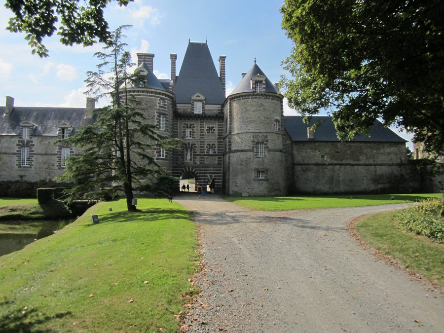 Château de Canisy mit dem umliegenden Park in der Normandie