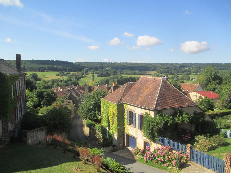 Blick auf das Dorf Moutiers-au-Perche von der Kirche Notre-Dame du Mont-Harou aus