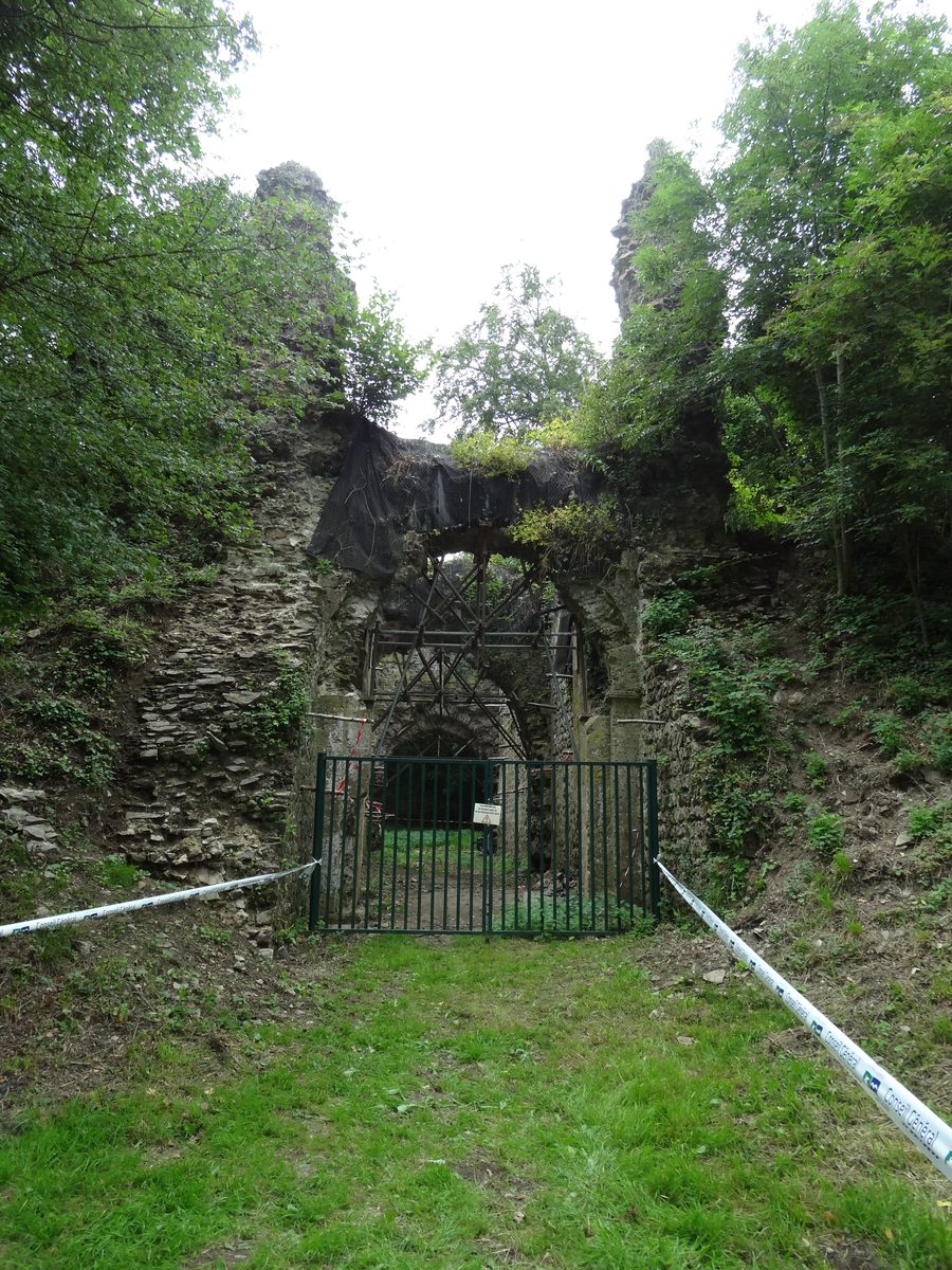 Torturm von Château Ganne zwischen dem unteren und oberen Burghof in La Pommeraye
