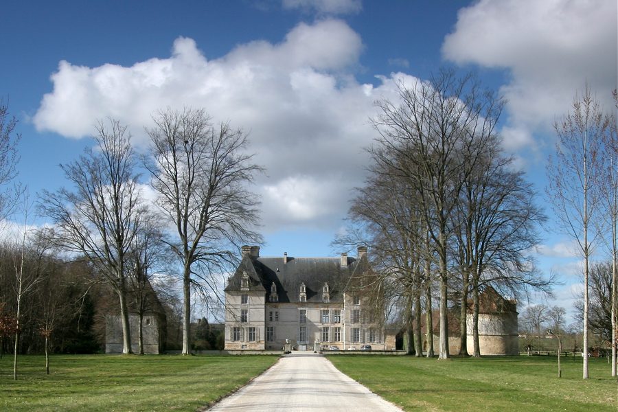 Historisches Château d’Aubigny aus hellem Naturstein im Département Calvados