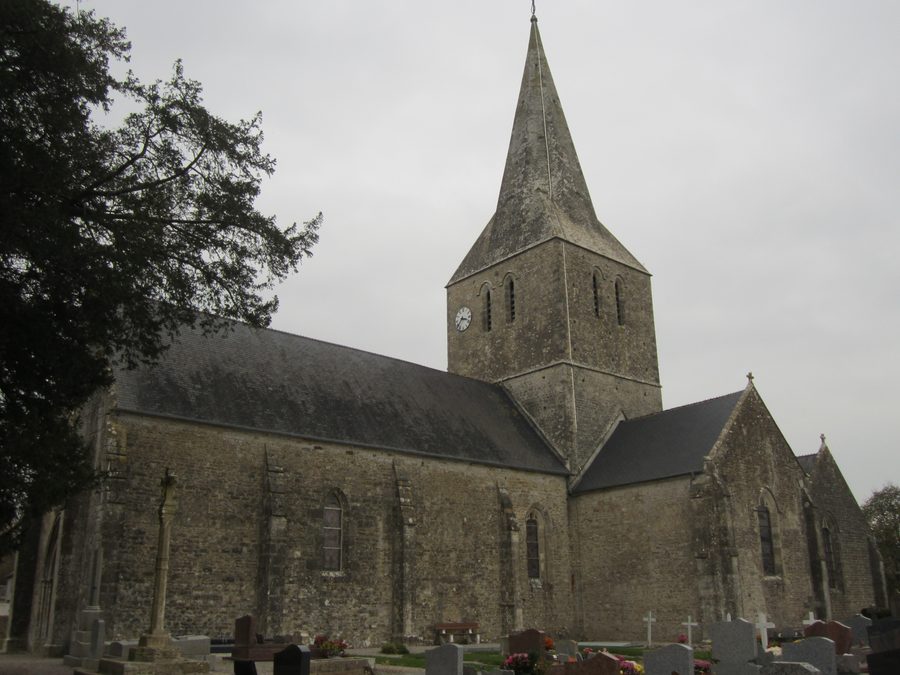 Außenansicht der Église Saint-Ouen in Carquebut, Frankreich