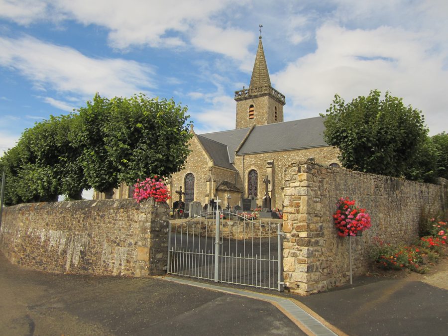 Außenansicht der Église Saint-Martin de Varenguebec in Varenguebec, Manche