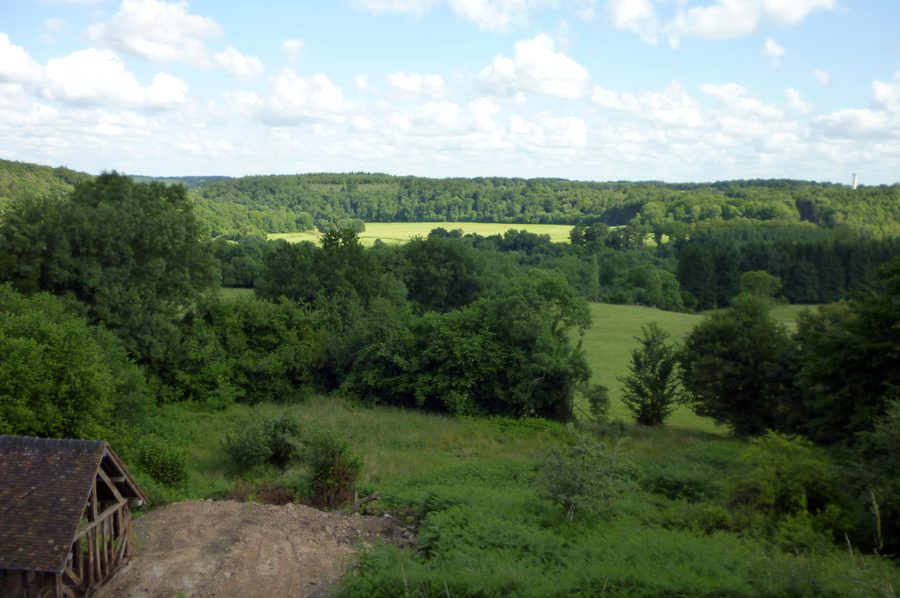 Blick auf das Tal der Croix Blanche bei Saint-Grégoire-du-Vièvre im Département Eure