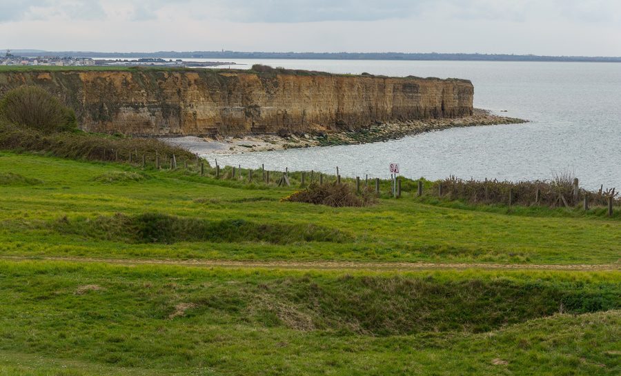 Küstenlandschaft mit Grandcamp-Maisy im Hintergrund, gesehen von der Pointe du Hoc in der Normandie