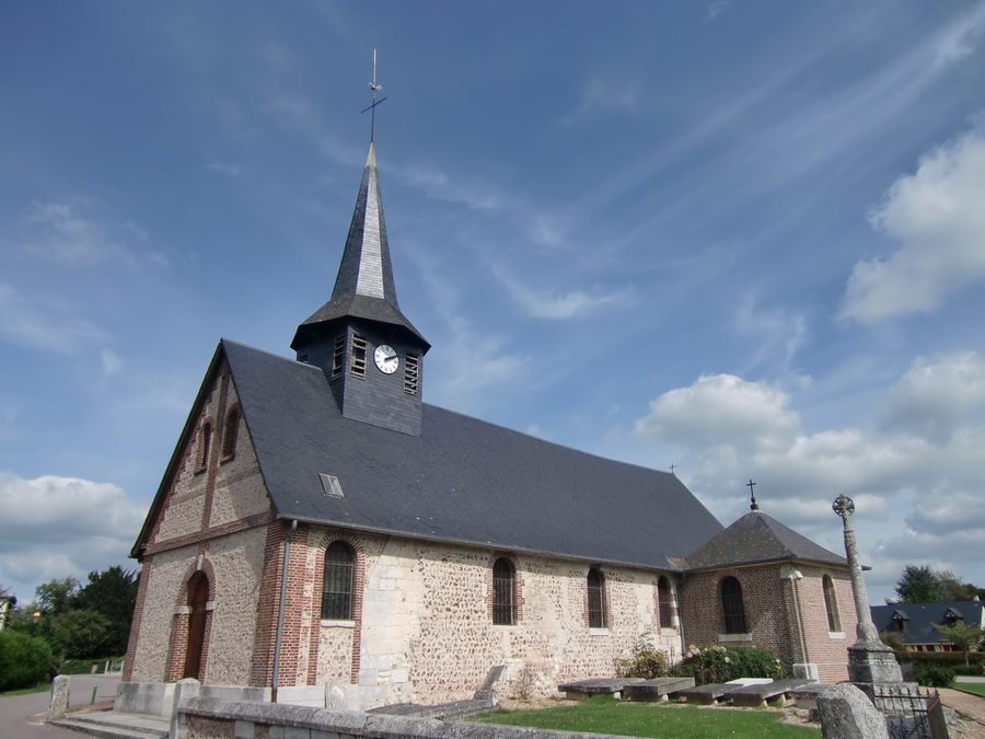 Kirche von Saint-Ouen-de-Thouberville mit dem unter Denkmalschutz stehenden Friedhofskreuz