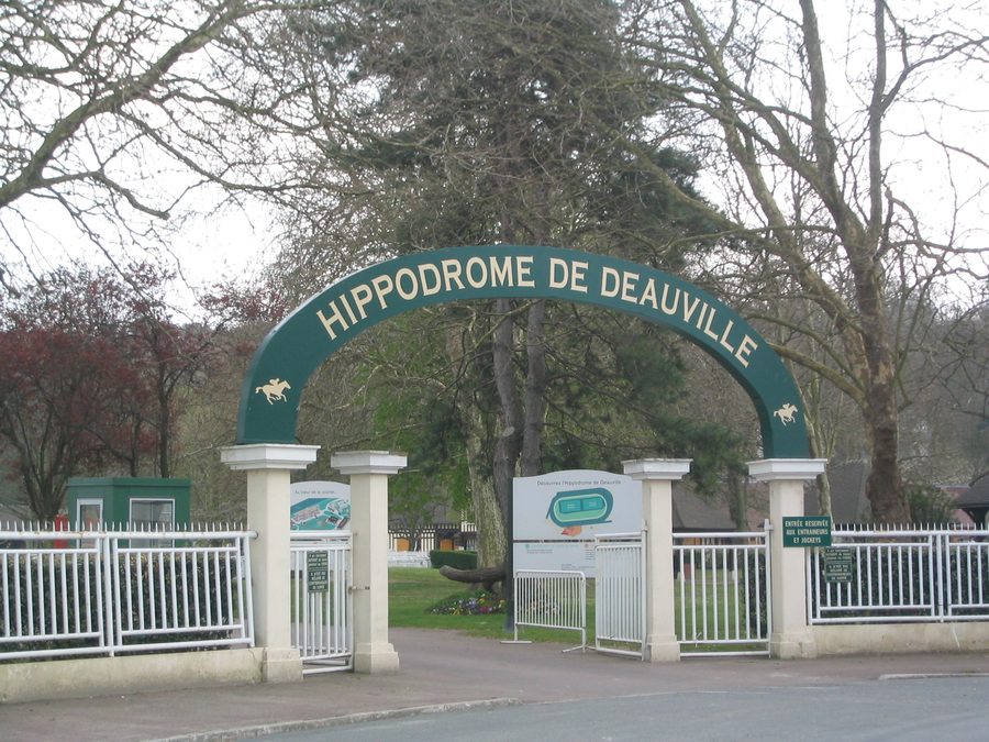 Eingang des Deauville-Clairefontaine-Rennplatzes in Tourgéville im Département Calvados