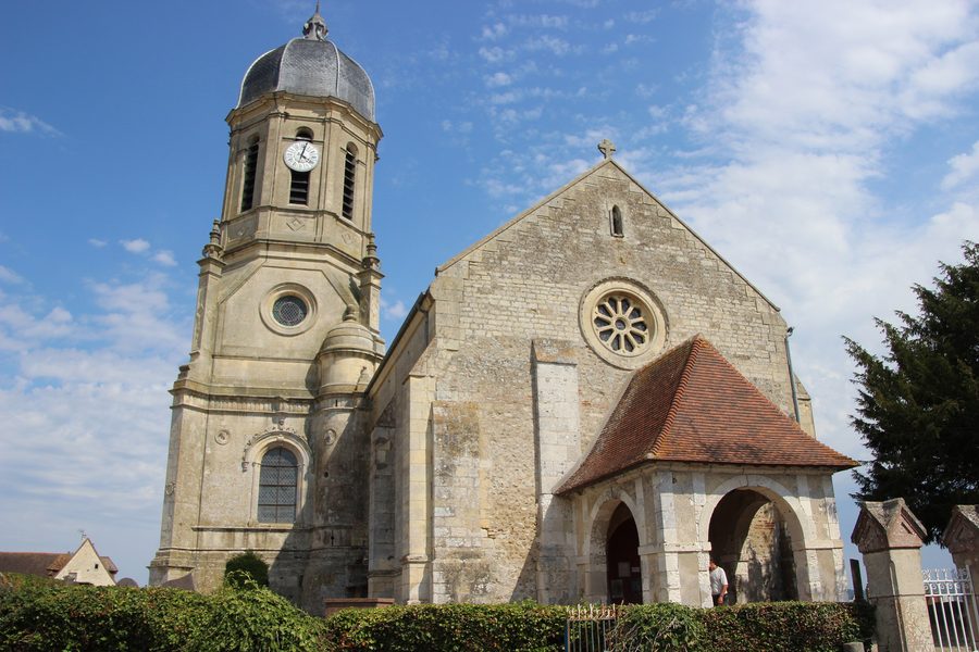 Außenansicht der Kirche Saint-Georges in Hotot-en-Auge