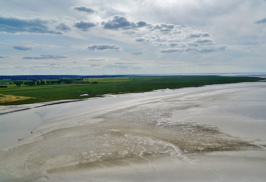 Blick von der Westterrasse der Abtei auf den Mont-Saint-Michel in der Normandie