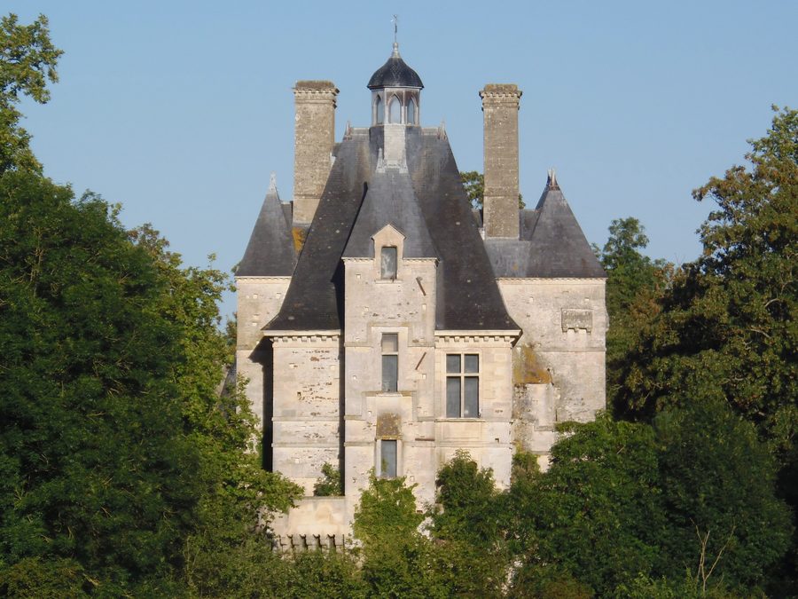 Außenansicht des Château d’Aubry-en-Exmes in der Normandie