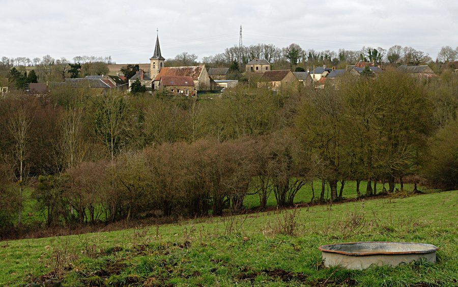 Le village de Ménil-Vin au-dessus du vallon de la rivière Baize