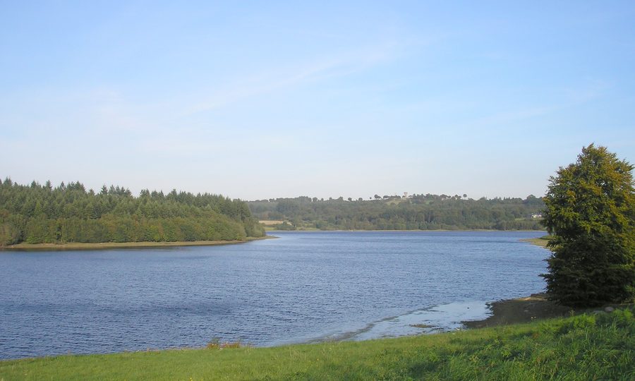Lac du Gast bei Le Gast in der Normandie, umgeben von Landschaft und Ufervegetation