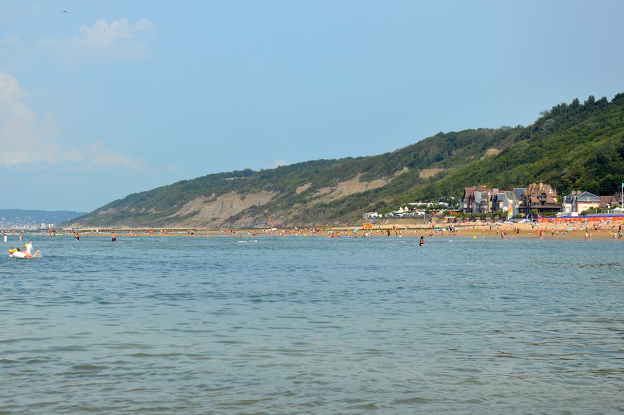 Blick vom Strand von Houlgate auf die falaises des Vaches Noires