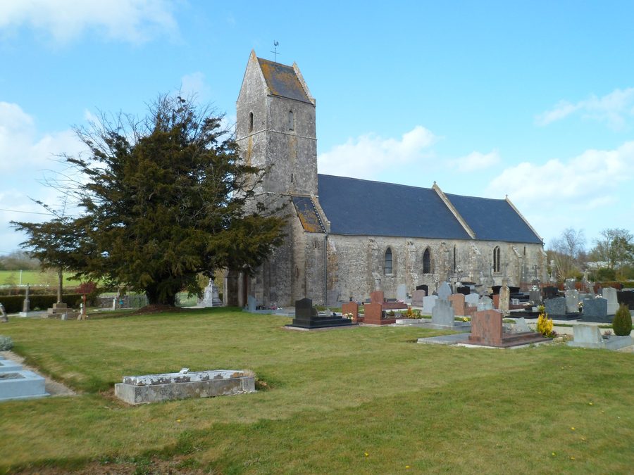 Außenansicht der Kirche Sainte-Honorine in Audouville-la-Hubert