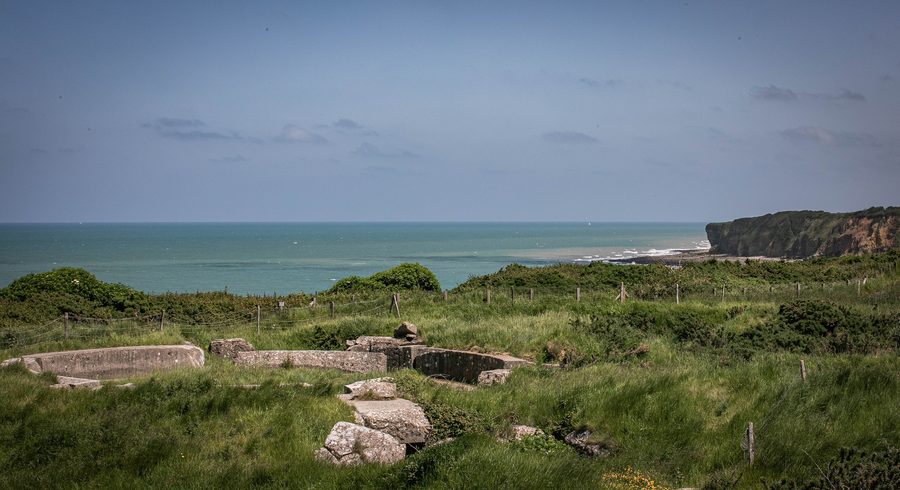 Überreste eines deutschen Geschützbunkers an den Klippen von Pointe du Hoc in der Normandie