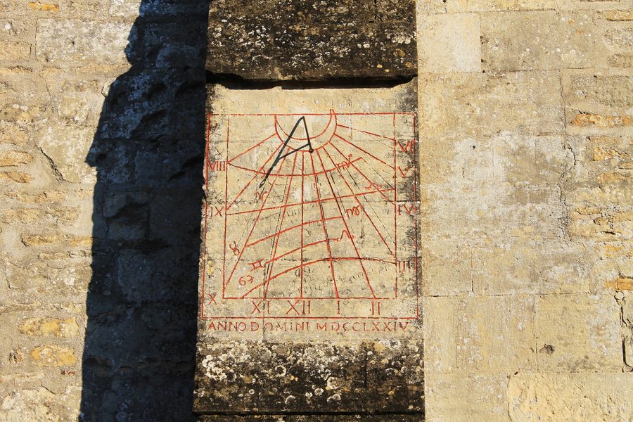 Sonnenuhr an der Kirche Saint-Pierre in Villons-les-Buissons