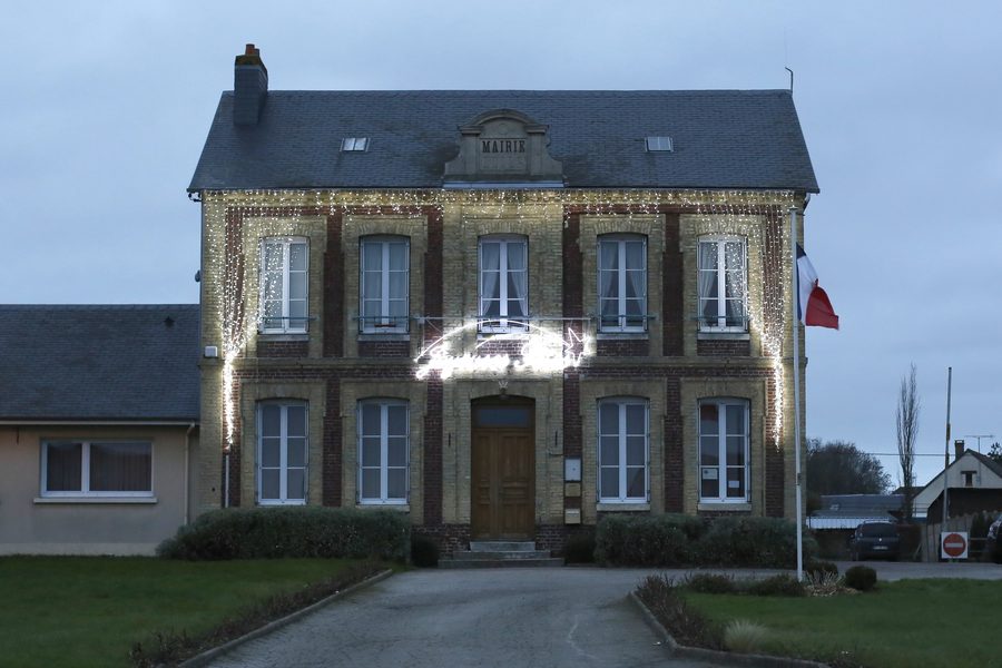 Mairie d'Angerville-l'Orcher illuminée pour Noël