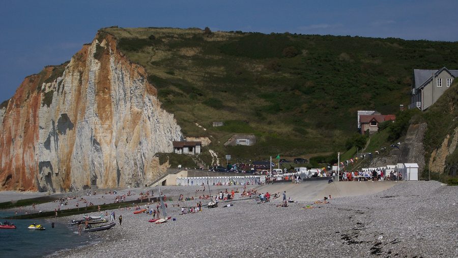 Plage et falaise des Petites Dalles dans la Seine-Maritime