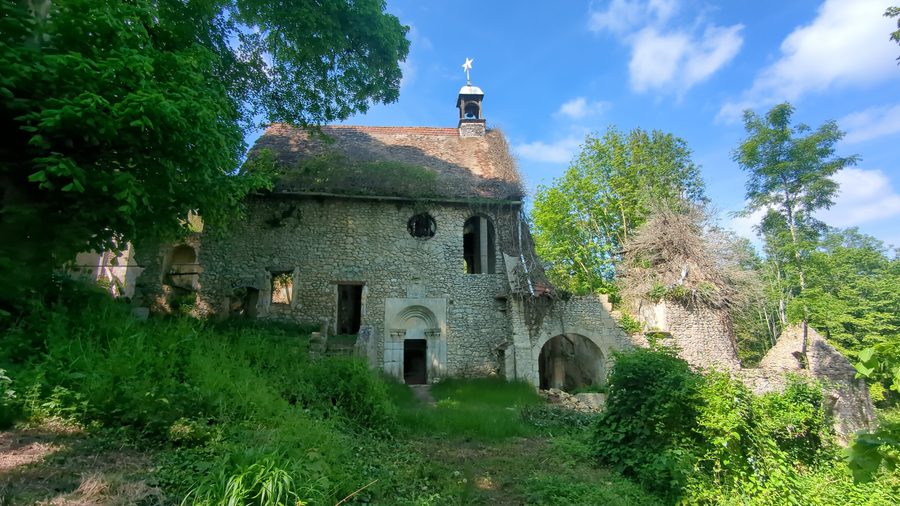 Façade sud de la chapelle de Bethléem à Aubevoye en été