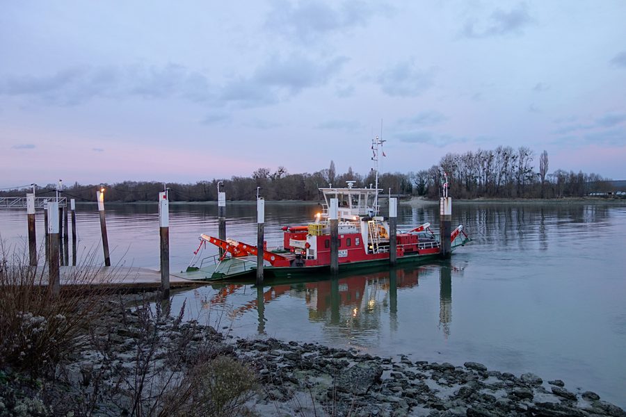 Fähre an der Anlegestelle von Yainville an der Seine