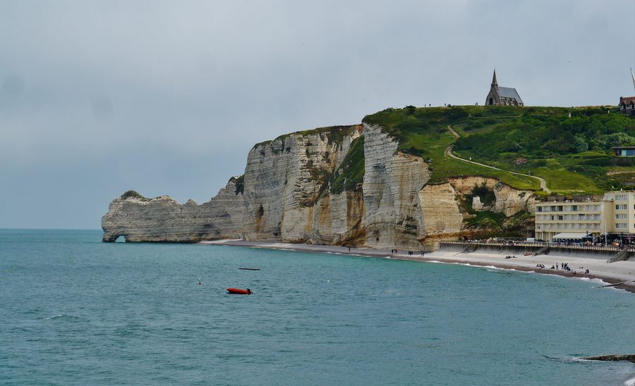 Weiße Kreideklippen und Kieselstrand von Étretat an der Küste der Normandie