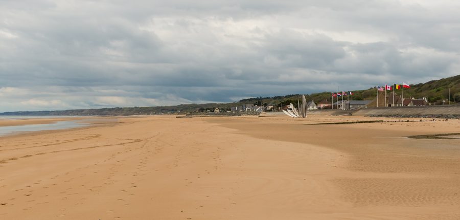 Blick über den Strand von Omaha Beach zu den Denkmälern in der Normandie