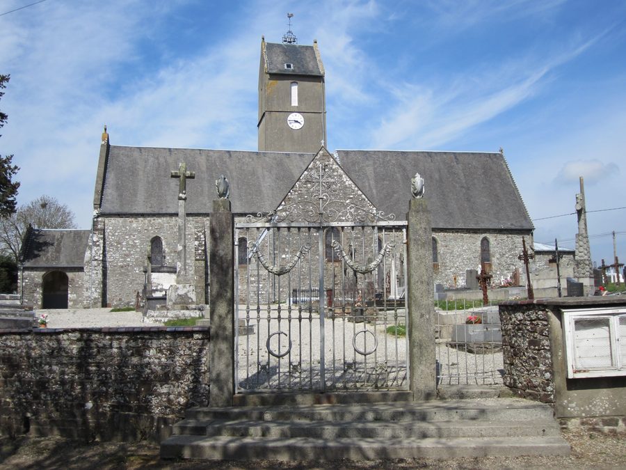 Église Saint-Laurent in Le Mesnil-Rogues in der Manche
