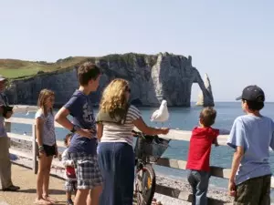 Kinder am berühmten Felsen von Etretat