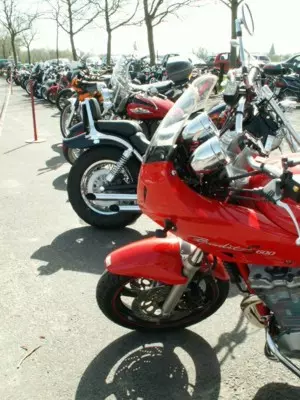 Motorrad Parkplatz Mont Saint Michel