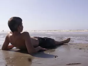 Jugendlicher am Strand