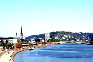 Rouen Normandie am Seine-Ufer